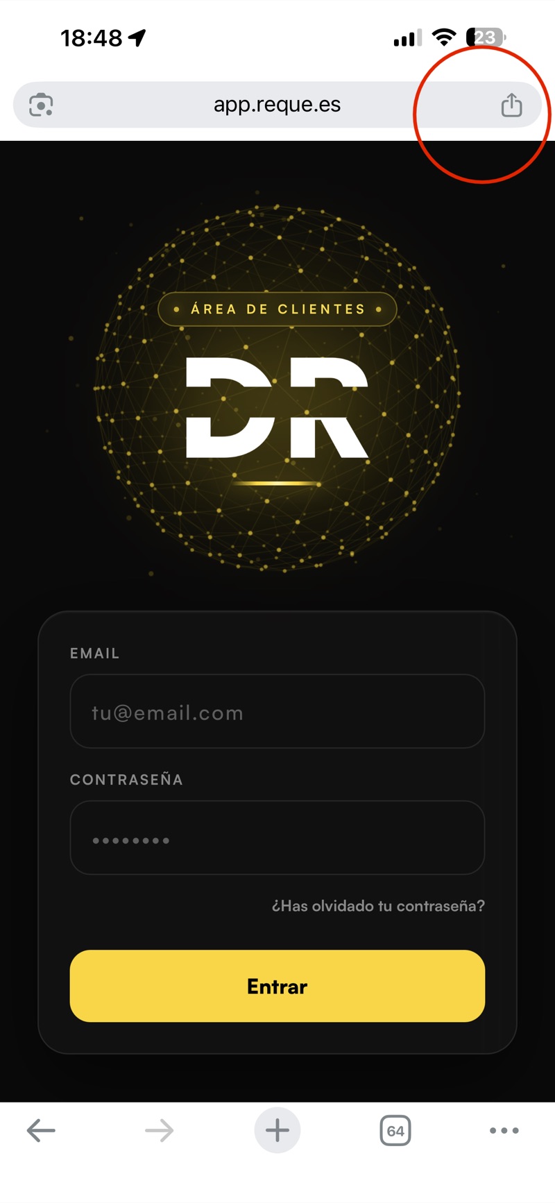 Paso 1: Abre app.reque.es en Safari y toca Compartir (arriba a la derecha).